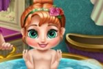 Анна купает малышку